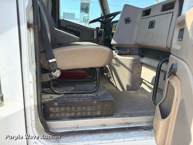 image for item FN2556 2005 International 9200i semi truck