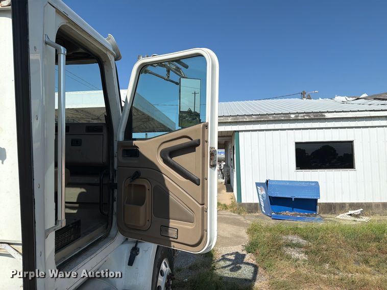 image for item FN2556 2005 International 9200i semi truck