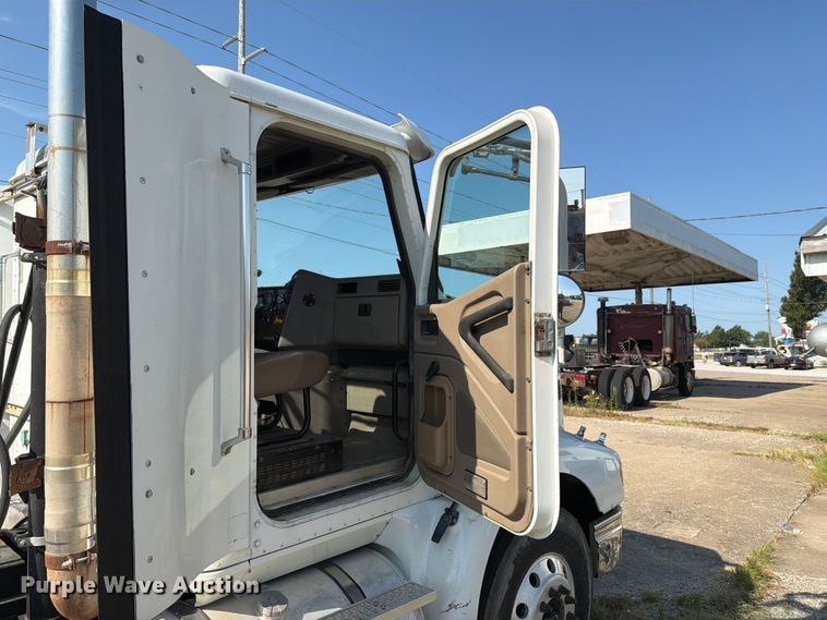 image for item FN2556 2005 International 9200i semi truck