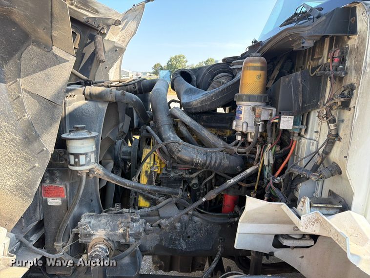 image for item FN2556 2005 International 9200i semi truck
