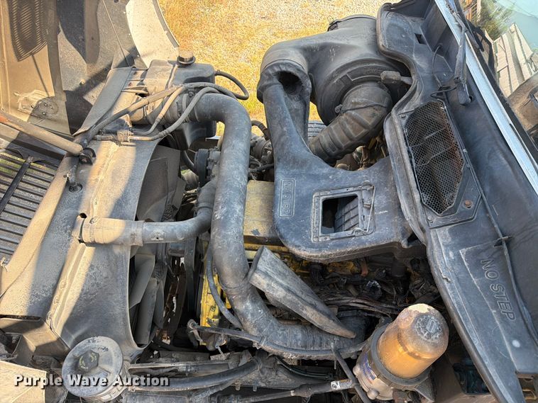 image for item FN2556 2005 International 9200i semi truck