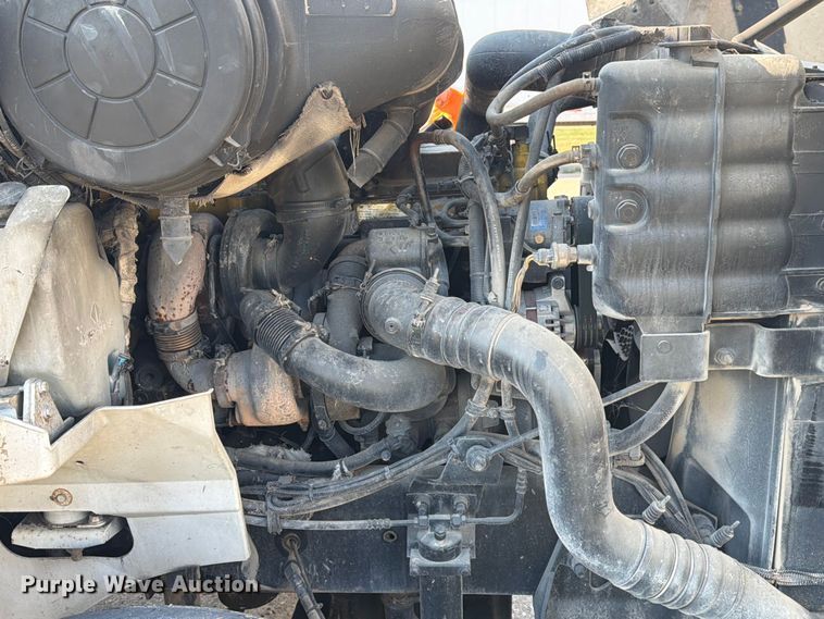 image for item FN2556 2005 International 9200i semi truck