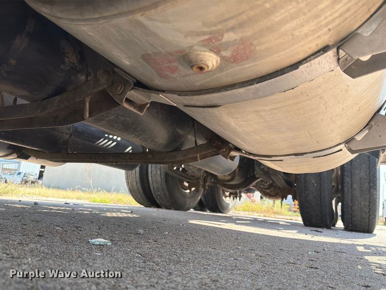 image for item FN2556 2005 International 9200i semi truck