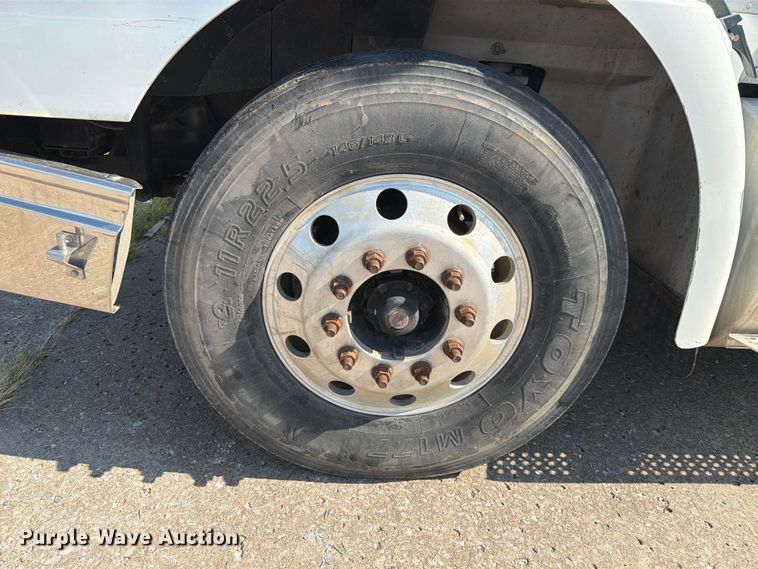 image for item FN2556 2005 International 9200i semi truck