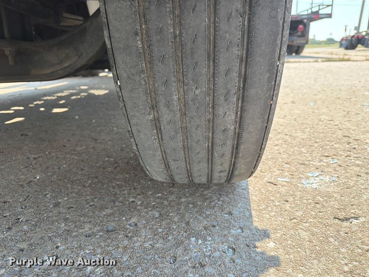 image for item FN2556 2005 International 9200i semi truck