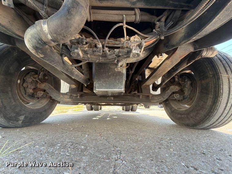 image for item FN2556 2005 International 9200i semi truck