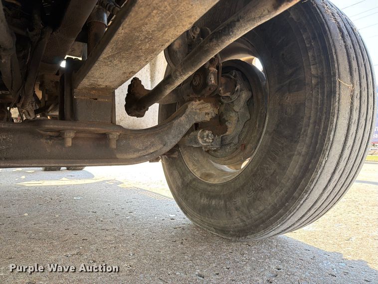 image for item FN2556 2005 International 9200i semi truck