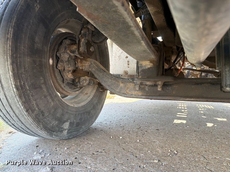 image for item FN2556 2005 International 9200i semi truck