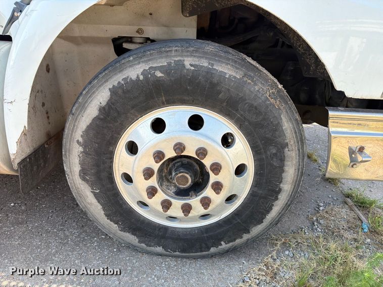 image for item FN2556 2005 International 9200i semi truck