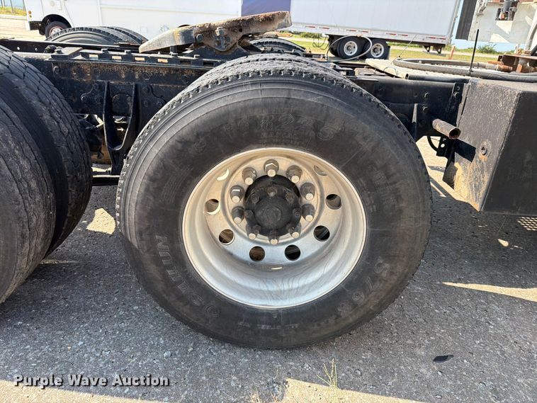image for item FN2556 2005 International 9200i semi truck