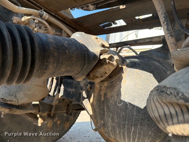 image for item FN2556 2005 International 9200i semi truck