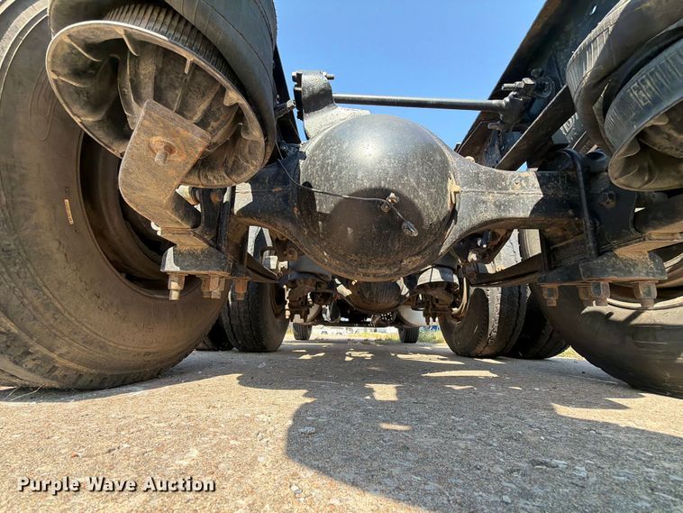 image for item FN2556 2005 International 9200i semi truck