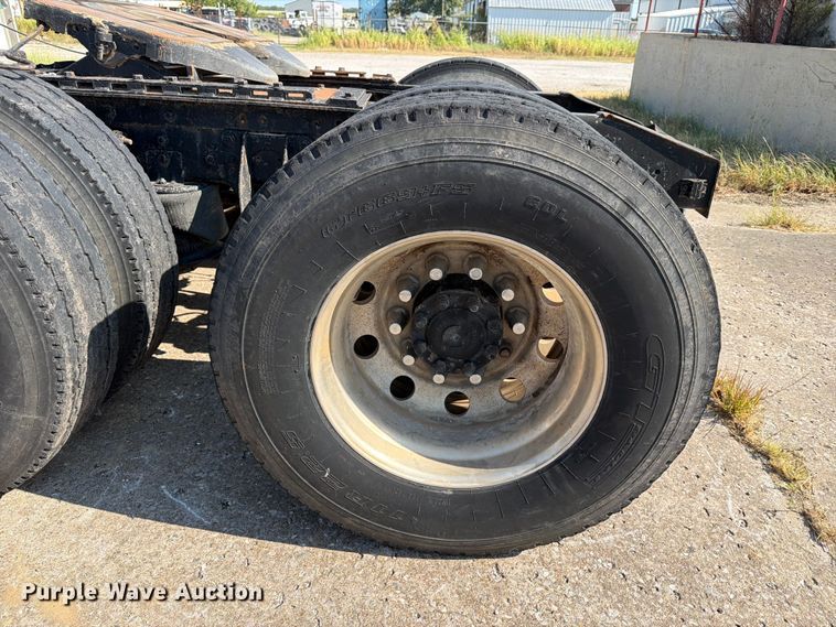 image for item FN2556 2005 International 9200i semi truck