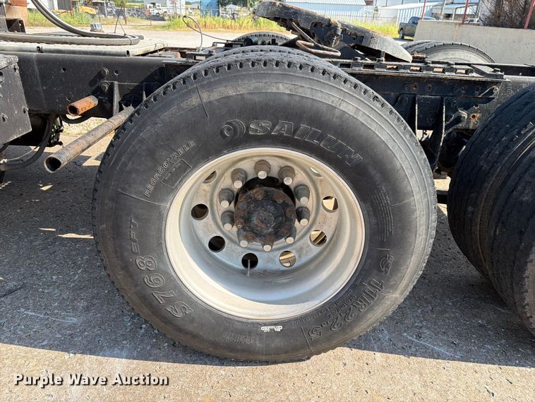 image for item FN2556 2005 International 9200i semi truck