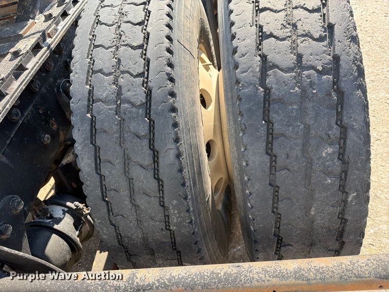 image for item FN2556 2005 International 9200i semi truck