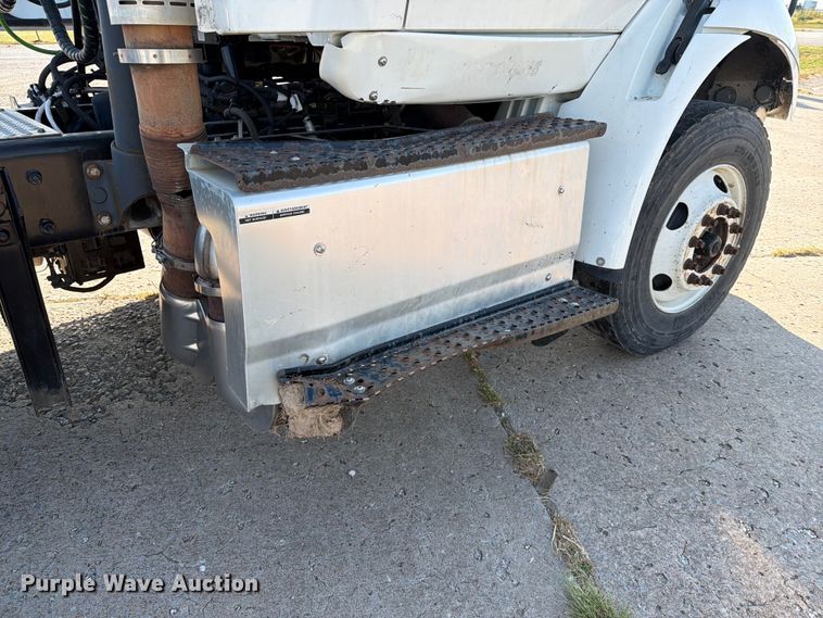 image for item FN2558 2017 International RA027 semi truck