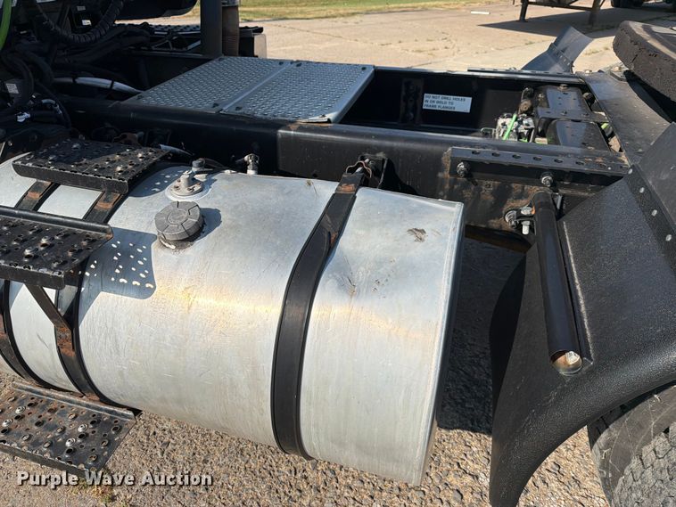 image for item FN2558 2017 International RA027 semi truck
