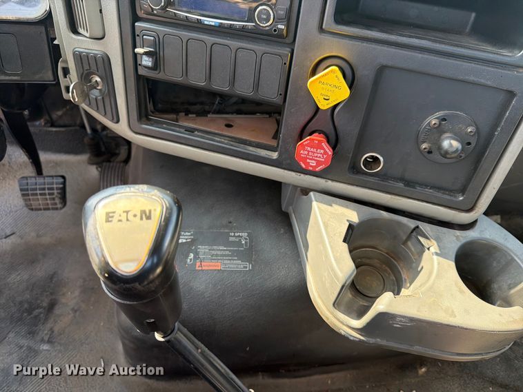 image for item FN2558 2017 International RA027 semi truck