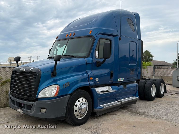 image for item FN5783 2012 Freightliner Cascadia 125 semi truck