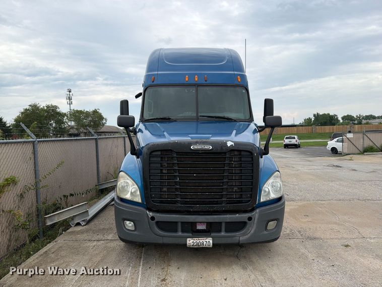 image for item FN5783 2012 Freightliner Cascadia 125 semi truck
