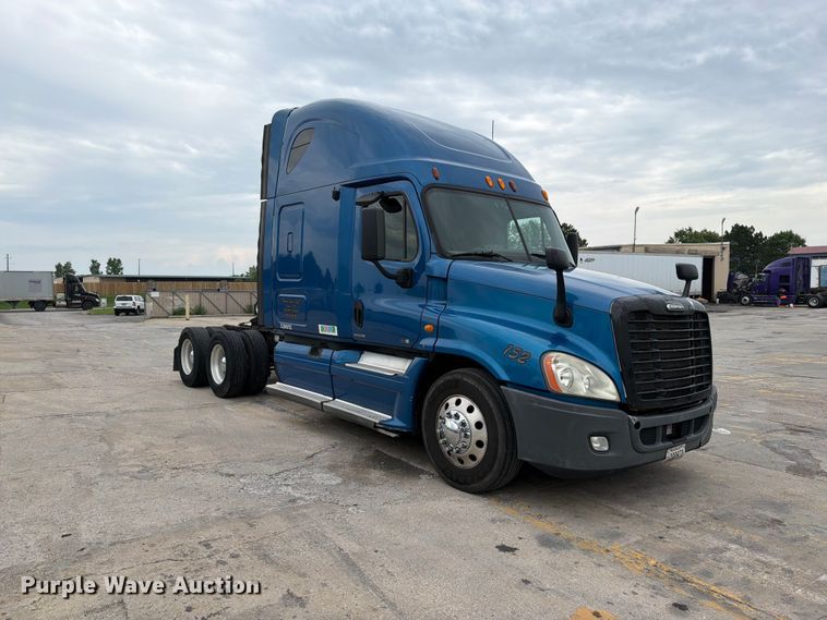 image for item FN5783 2012 Freightliner Cascadia 125 semi truck