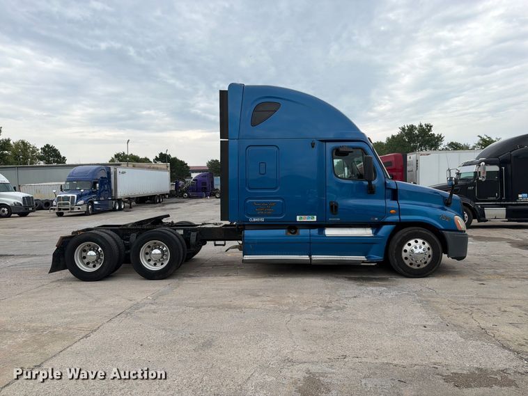 image for item FN5783 2012 Freightliner Cascadia 125 semi truck