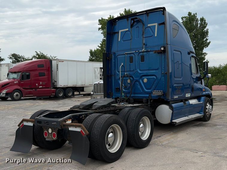 image for item FN5783 2012 Freightliner Cascadia 125 semi truck