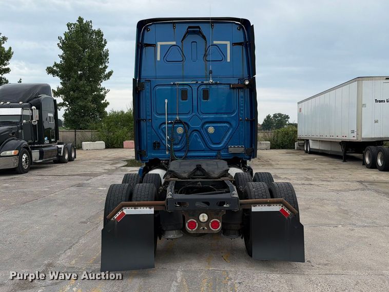 image for item FN5783 2012 Freightliner Cascadia 125 semi truck