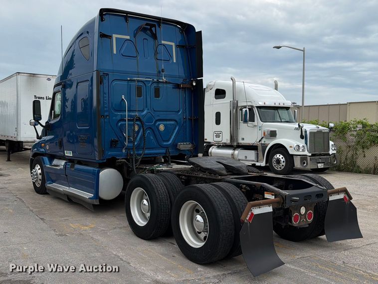 image for item FN5783 2012 Freightliner Cascadia 125 semi truck