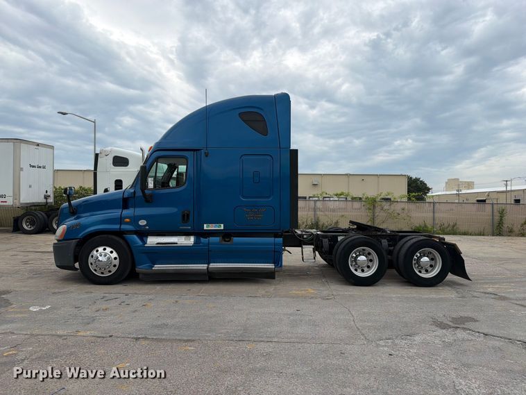 image for item FN5783 2012 Freightliner Cascadia 125 semi truck