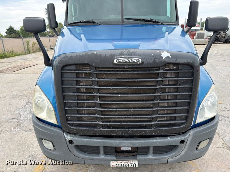 image for item FN5783 2012 Freightliner Cascadia 125 semi truck