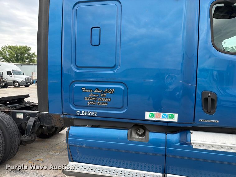 image for item FN5783 2012 Freightliner Cascadia 125 semi truck