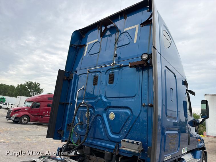 image for item FN5783 2012 Freightliner Cascadia 125 semi truck