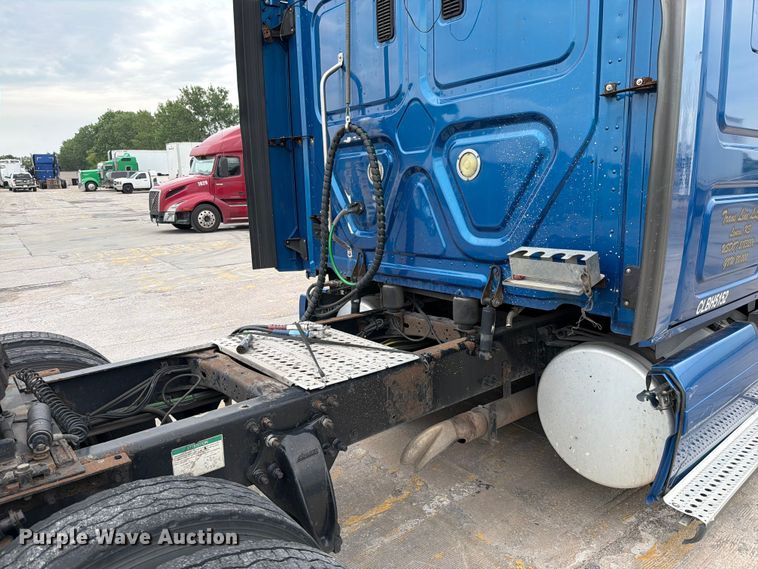 image for item FN5783 2012 Freightliner Cascadia 125 semi truck