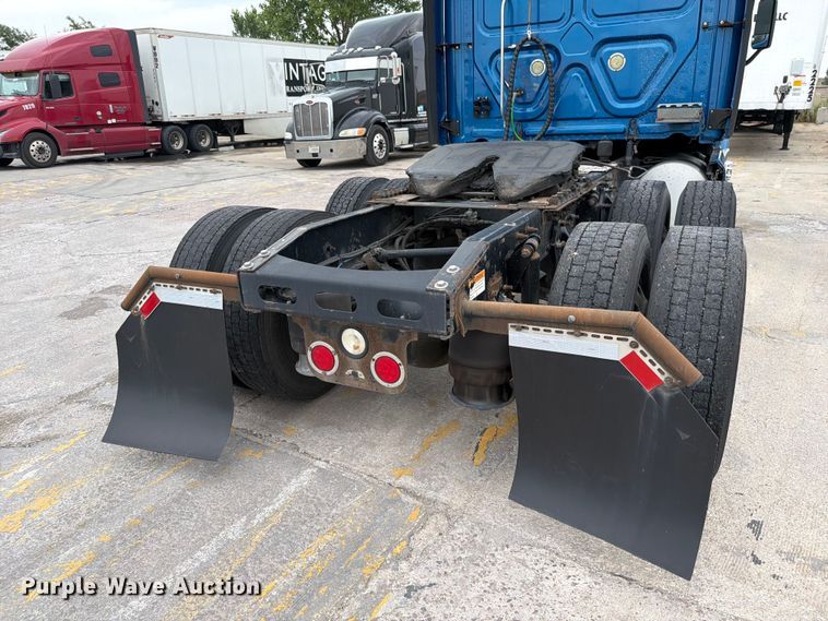 image for item FN5783 2012 Freightliner Cascadia 125 semi truck