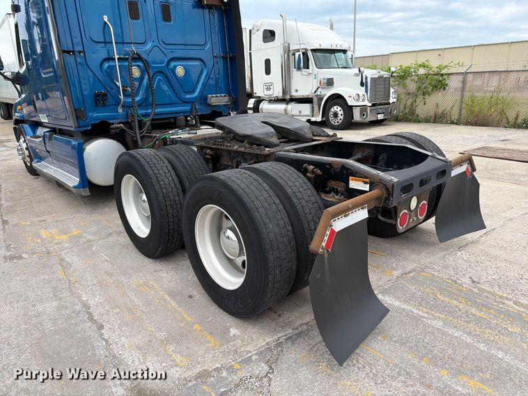 image for item FN5783 2012 Freightliner Cascadia 125 semi truck