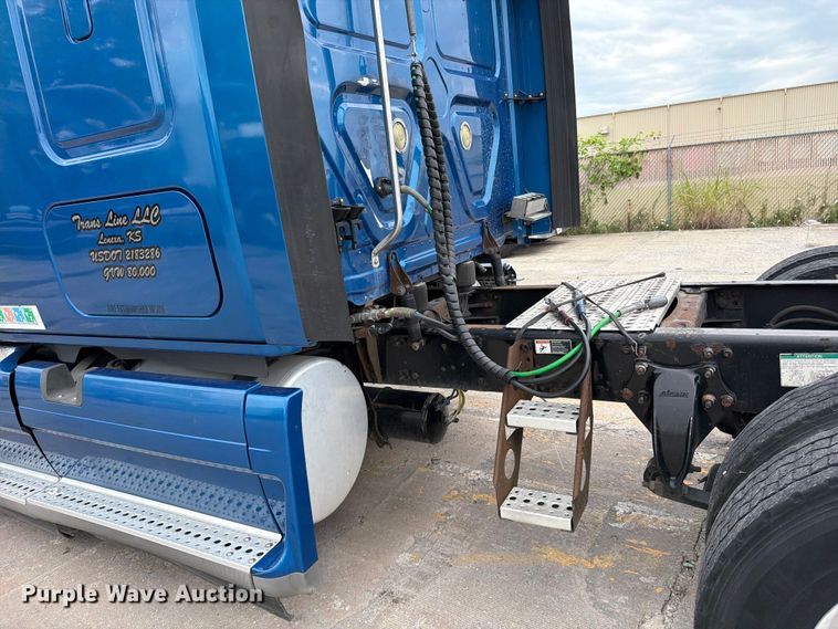 image for item FN5783 2012 Freightliner Cascadia 125 semi truck
