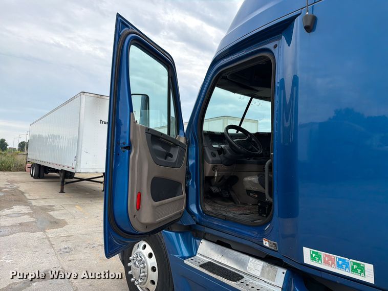 image for item FN5783 2012 Freightliner Cascadia 125 semi truck