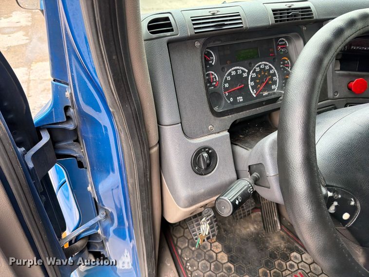 image for item FN5783 2012 Freightliner Cascadia 125 semi truck