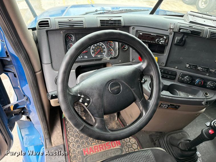 image for item FN5783 2012 Freightliner Cascadia 125 semi truck