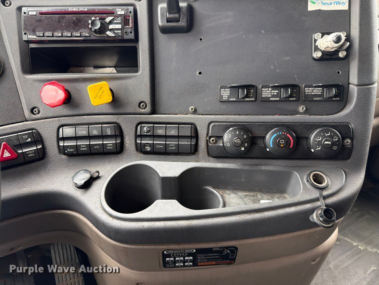image for item FN5783 2012 Freightliner Cascadia 125 semi truck