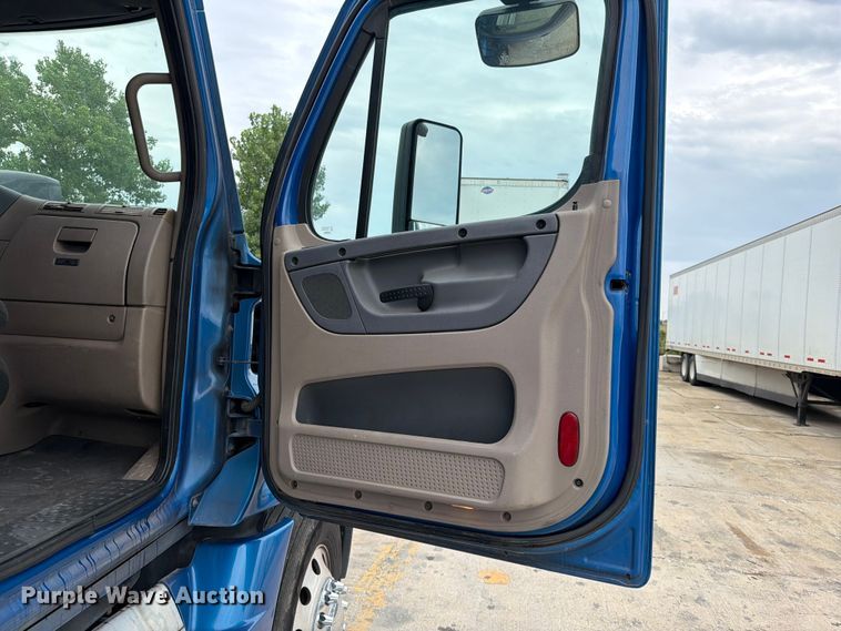 image for item FN5783 2012 Freightliner Cascadia 125 semi truck