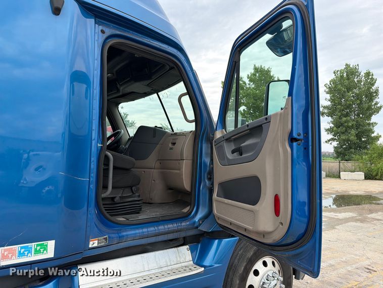 image for item FN5783 2012 Freightliner Cascadia 125 semi truck