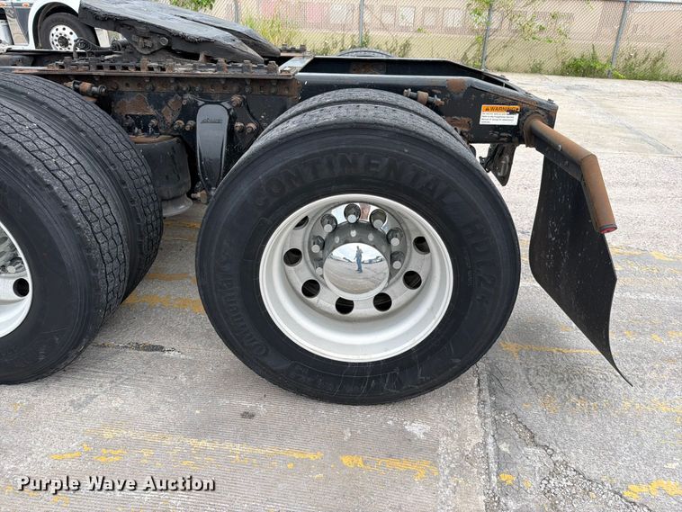 image for item FN5783 2012 Freightliner Cascadia 125 semi truck