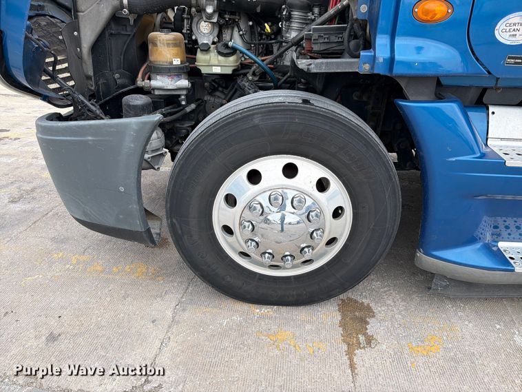 image for item FN5783 2012 Freightliner Cascadia 125 semi truck
