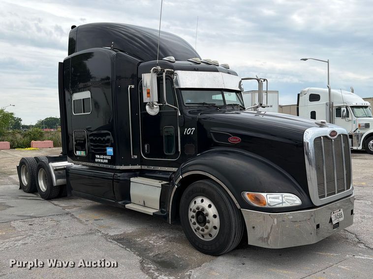 image for item FN5784 2010 Peterbilt 386 semi truck