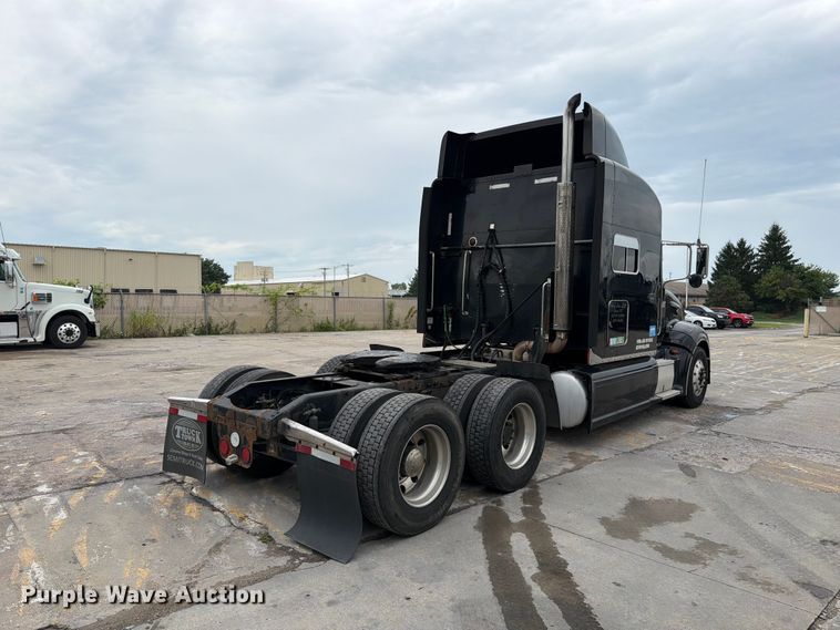 image for item FN5784 2010 Peterbilt 386 semi truck