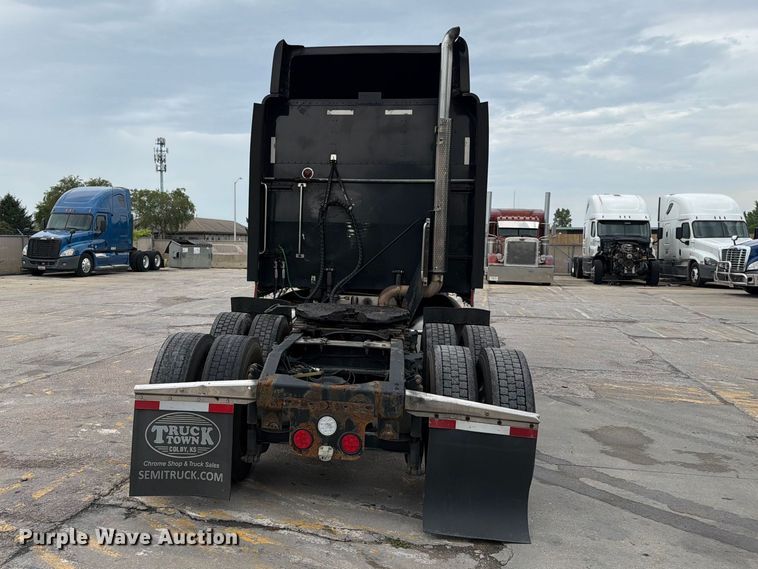 image for item FN5784 2010 Peterbilt 386 semi truck