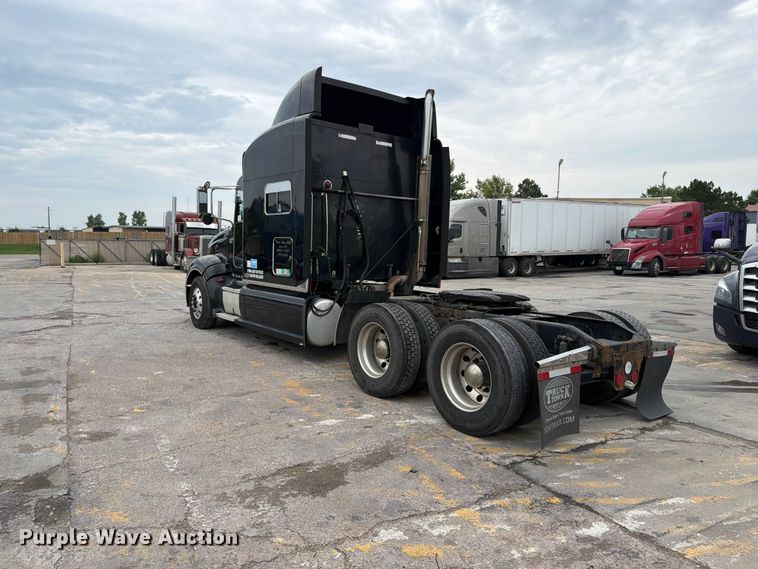 image for item FN5784 2010 Peterbilt 386 semi truck