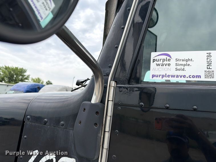 image for item FN5784 2010 Peterbilt 386 semi truck